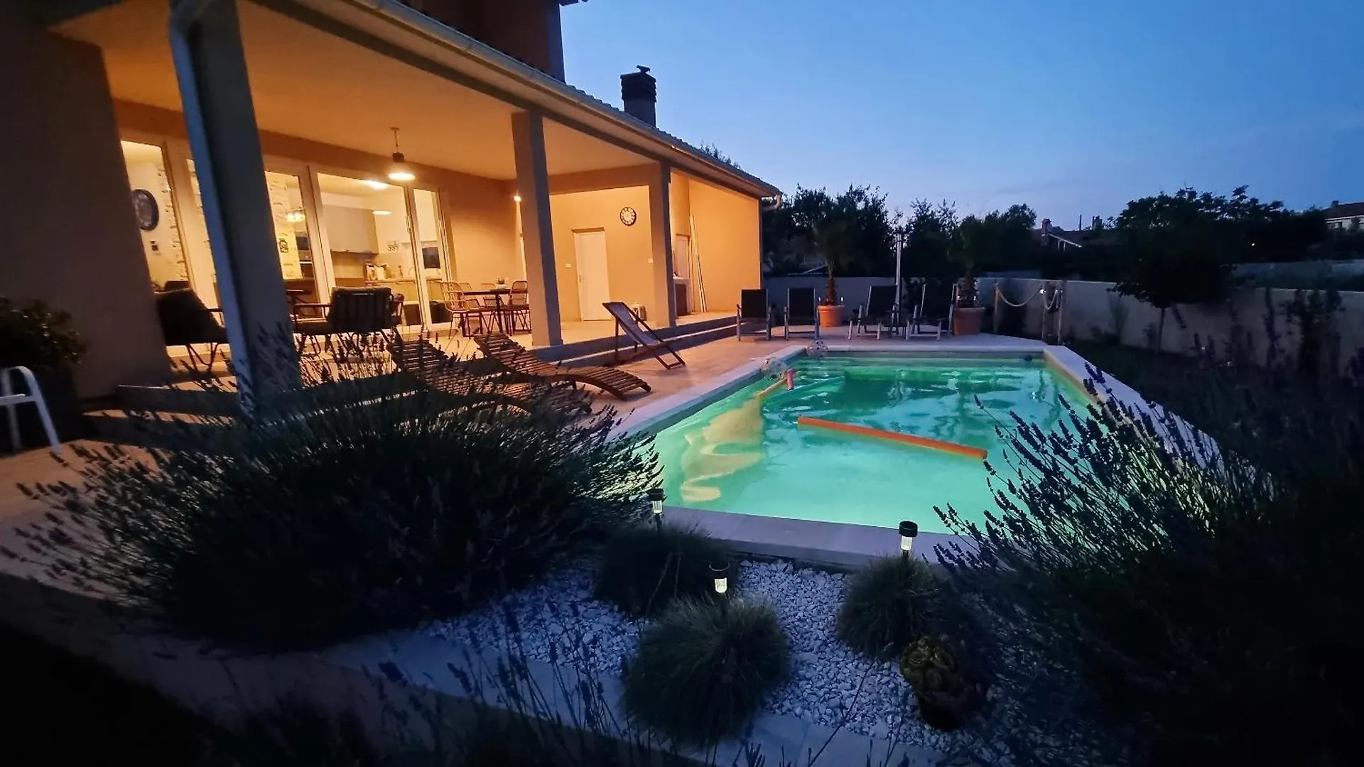 Villa Mira بولا